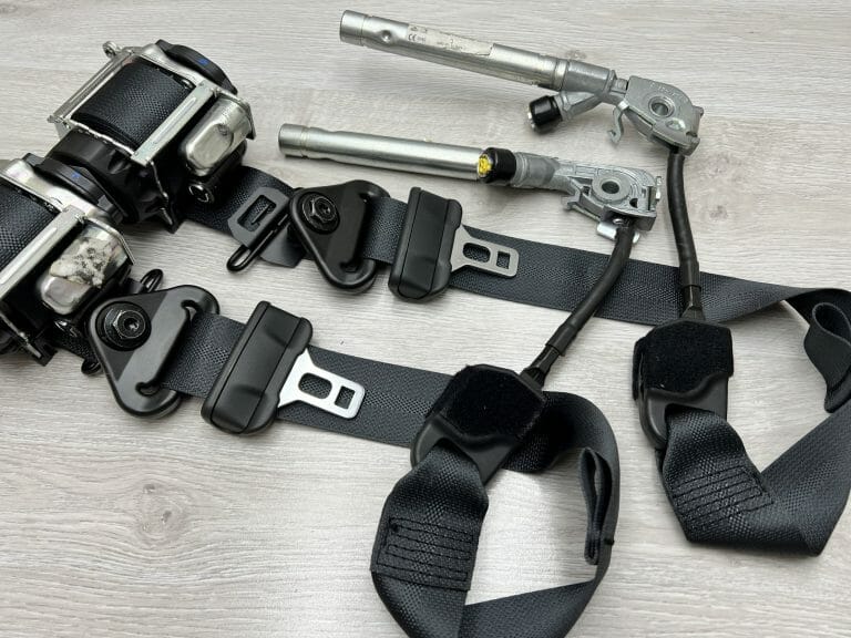 Przednie pasy bezpieczeństwa z dopinaczami Renault Megane IV FL 2021+