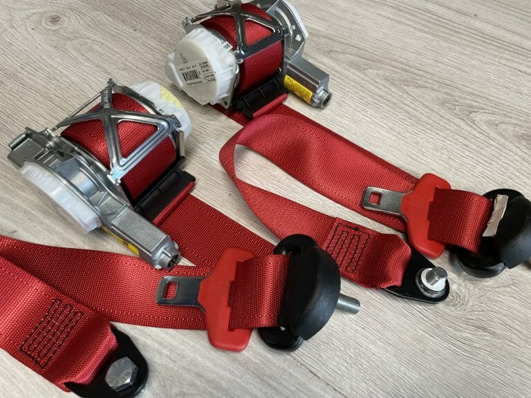 Pasy bezpieczeństwa z czerwonymi taśmami Ferrari F151