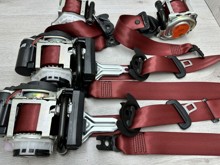 Komplet pasów bezpieczeństwa z czerwonymi taśmami Porsche Cayenne 9Y