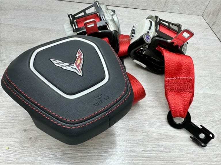 Poduszka kierowcy oraz pasy bezpieczeństwa z czerwonymi tasmami Chevrolet Corvette C7 C8 NAPRAWA