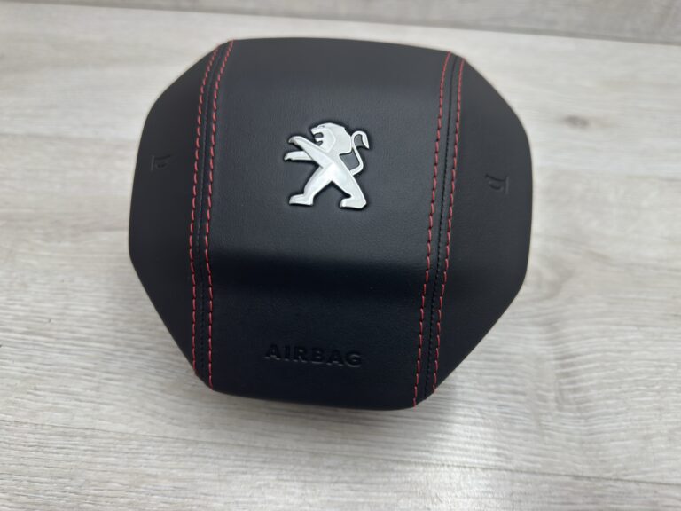 Skórzana poduszka kierowcy z czerwonymi szwami Peugeot 208 Indywidual